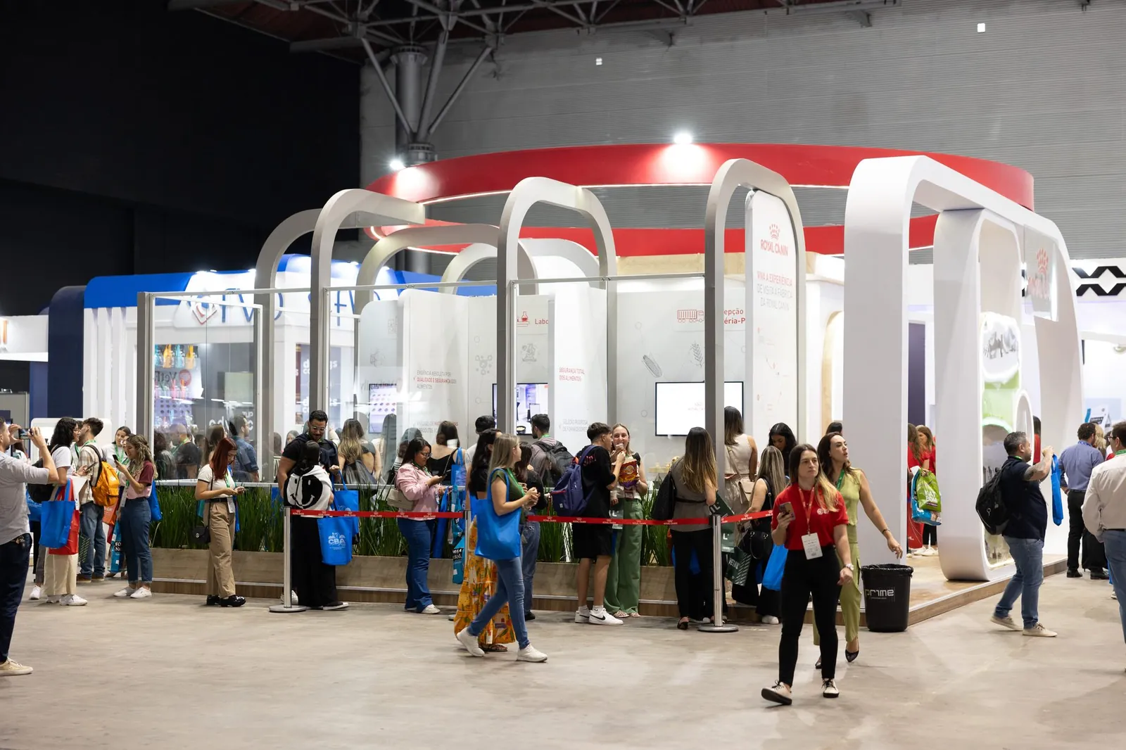 Público no stand da Royal Canin no CBA