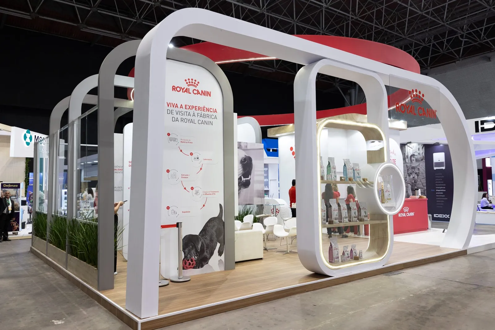 Público no stand da Royal Canin